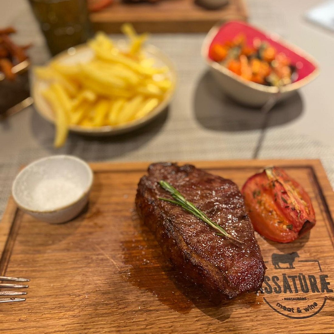Carne apresentada numa tábua Assaturae Meat & Wine