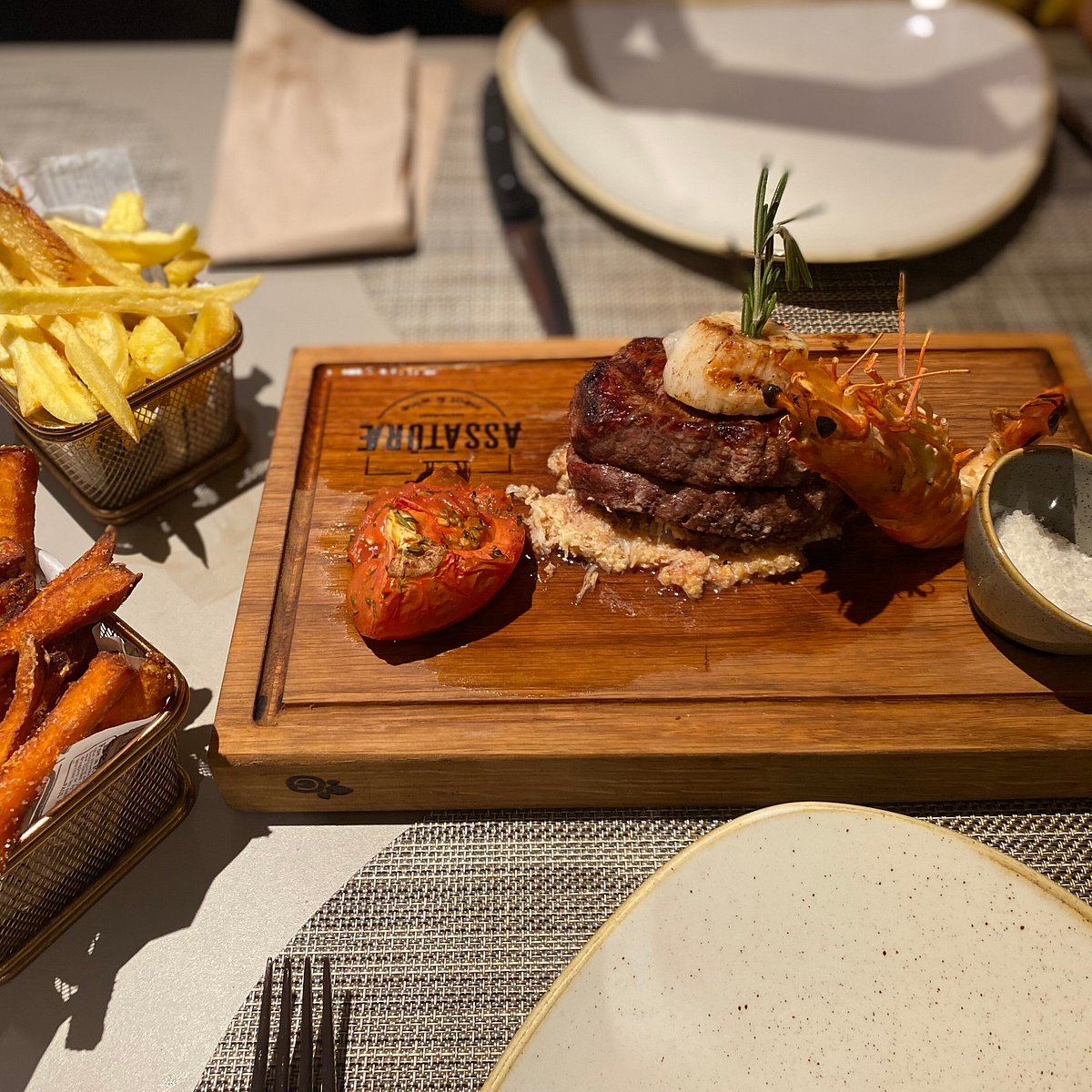 Surf & Turf apresentado numa tábua do Assaturae