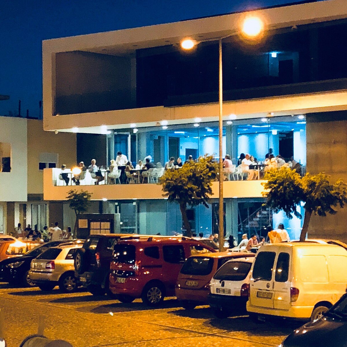 O Mariscos & Petiscos e a sua esplanada à noite